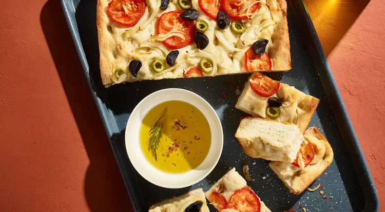 Focaccia aux tomates, oignons et ail noir