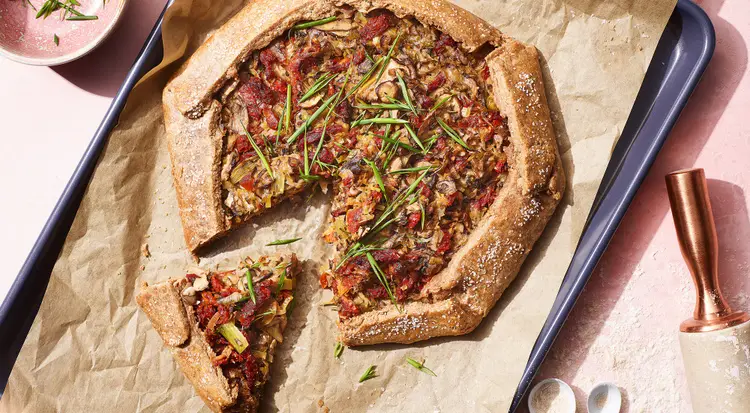 Galette aux champignons, oignons verts et tomates séchées