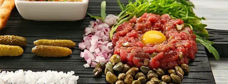alerte-tendance-viande-crue-ahi-poke-ceviche-et-tartare-main.jpg