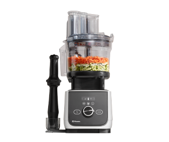 robot culinaire avec des légumes hachés à l'intérieur