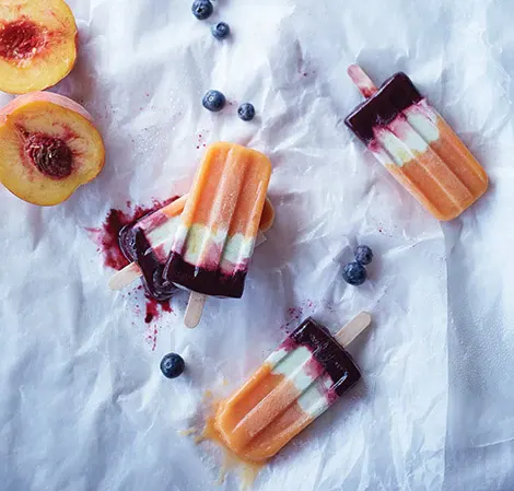 Glace à la pêche, au thé vert matcha et aux bleuets