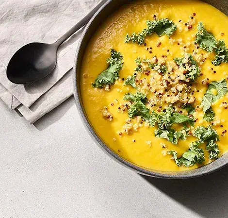 Soupe de légumes-racines rôtis au quinoa et aux légumes verts locaux