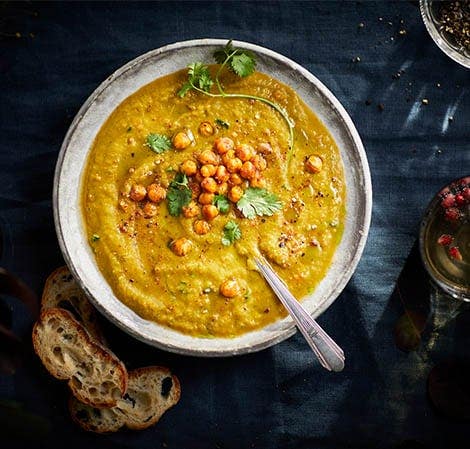 Soupe de légumes-racines rôtis
