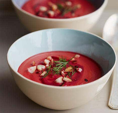 Soupe de betteraves, tomates et noix de macadamia