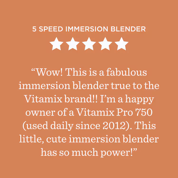Mixeur plongeant 5 vitesses ***** Waouh ! Ce mixeur plongeant est fabuleux et digne de la marque Vitamix ! Je suis l'heureuse propriétaire d'un Vitamix Pro 750 (que j'utilise quotidiennement depuis 2012). Ce petit mixeur plongeant, tout mignon, est incroyablement puissant !