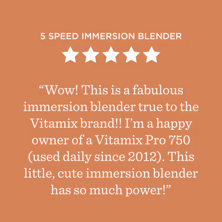 Mixeur plongeant 5 vitesses ***** Waouh ! Ce mixeur plongeant est fabuleux et digne de la marque Vitamix ! Je suis l'heureuse propriétaire d'un Vitamix Pro 750 (que j'utilise quotidiennement depuis 2012). Ce petit mixeur plongeant, tout mignon, est incroyablement puissant !