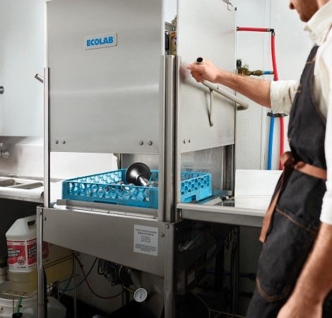 /content/vitamix/us/en_us/articles/why-immersion-blenders-are-an-essential-prep-tool-for-hospital-kitchens.html