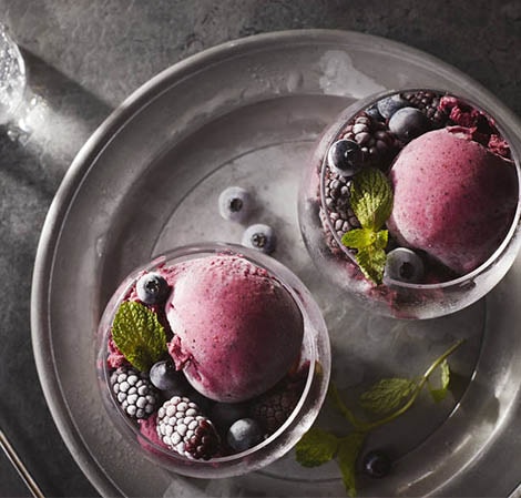 yaourt glacé aux fruits rouges dans des bols