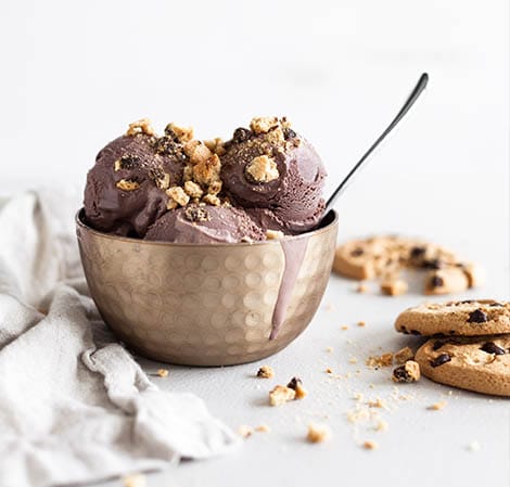 放在碗裡的巧克力餅乾冰淇淋和散落的餅乾