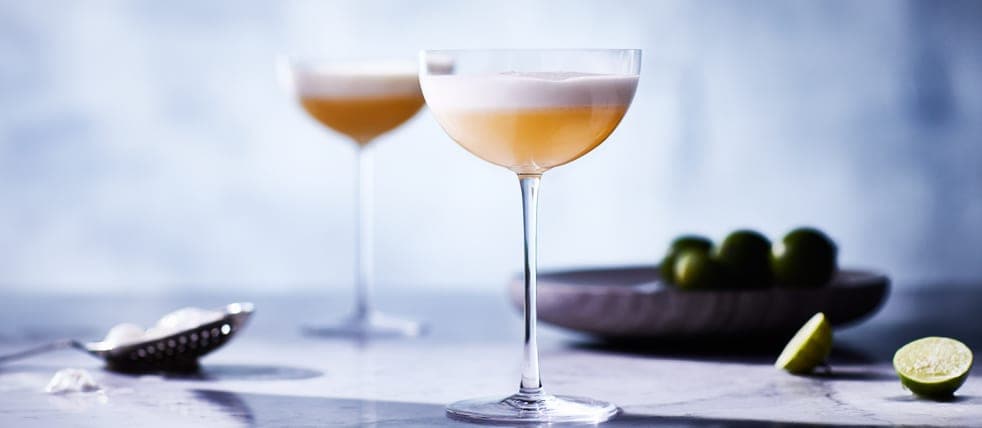 Cocktails serviert in Coup-Gläsern