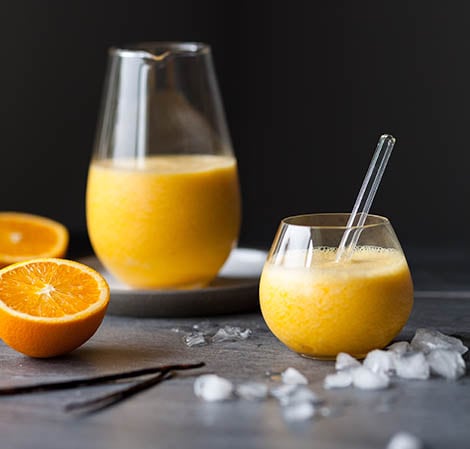 유리 피처와 유리잔에 담긴 홈메이드 오렌지 주스