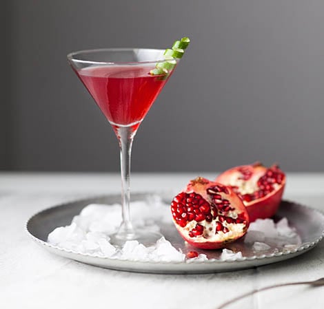 Cocktail in een martiniglas met een limoenschilletje