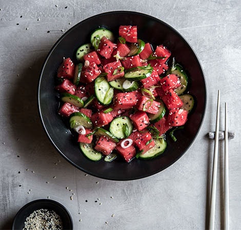 Recept voor een zoetzure komkommersalade met watermeloen