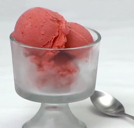 향신료를 넣은 딸기 아이스크림 레시피