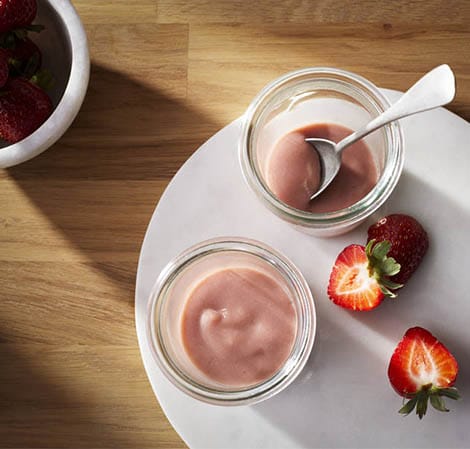 Babynahrung mit Erdbeeren auf einem Teller