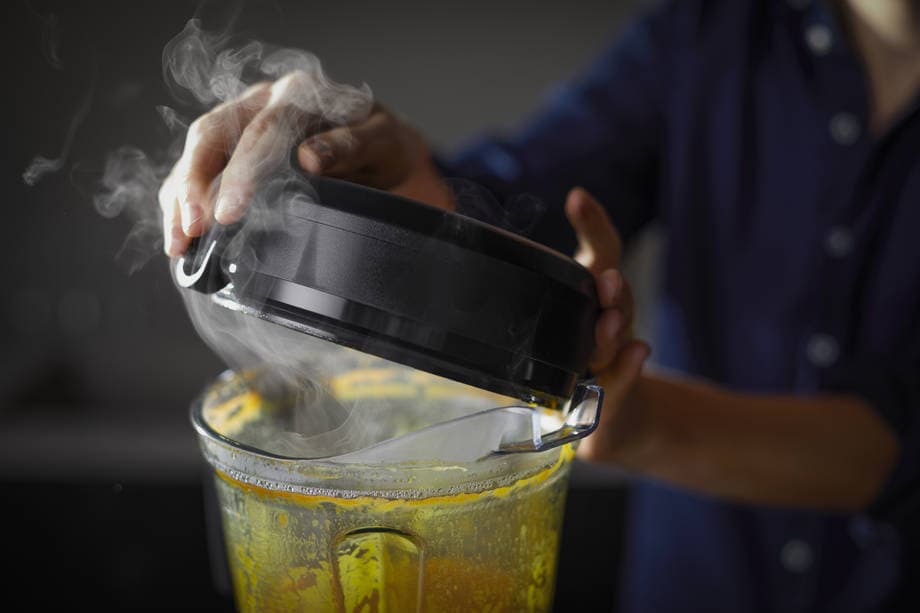 咖喱胡萝卜汤在料理机中形成的热蒸汽