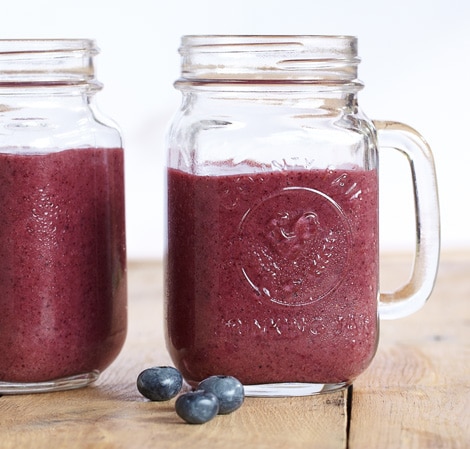 Purple smoothie in a mason jar glass with handles