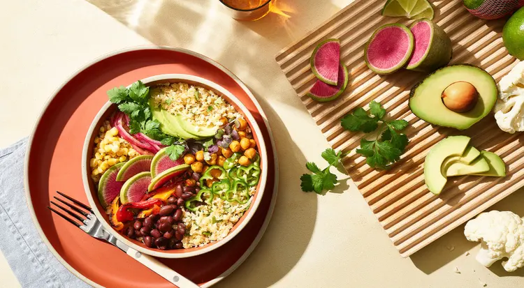 bol de arroz con coliflor, cilantro y lima