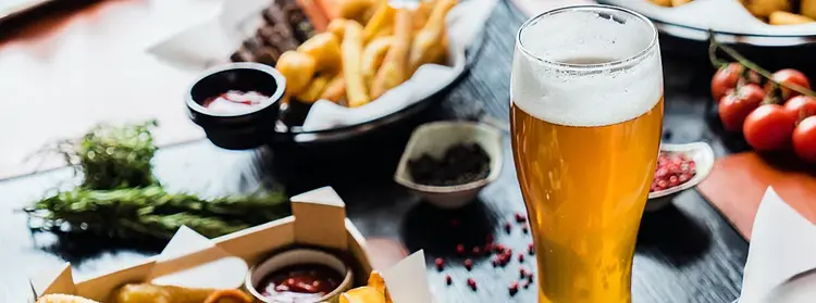 cómo-y-por-qué-ofrecer-un-menú-de-comida-de-bar-main.jpg