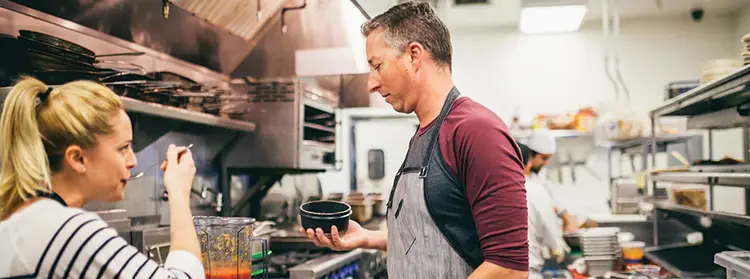 Cómo la chef Brooke Williamson equilibra el trabajo, la familia y la comida.