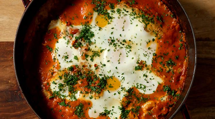 tazón de shakshuka de calabacín