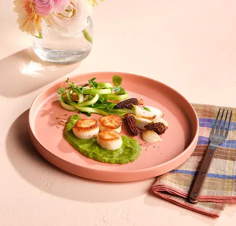 Vieiras selladas, puré de espárragos, ensalada de morillas asadas