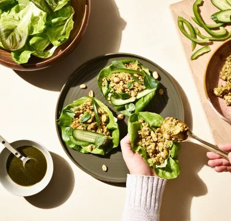 Rollitos de lechuga con tempeh y albahaca tailandesa