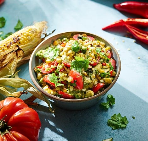 Ensalada de maíz a la parrilla con vinagreta de cilantro y lima