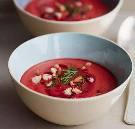 Sopa de remolacha, tomate y nueces de macadamia